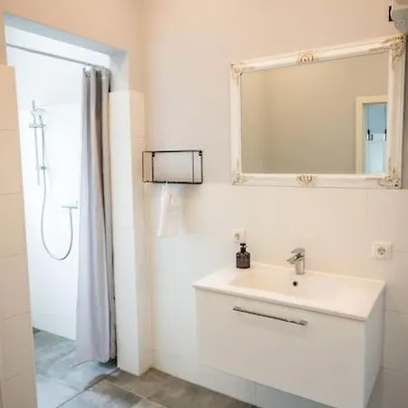 Gemächliche Haushälfte Mit 4 Schlafzimmern * Brunsbuttel